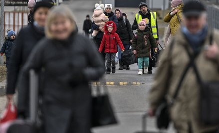 Ukraińcy przekraczają granicę z Polską