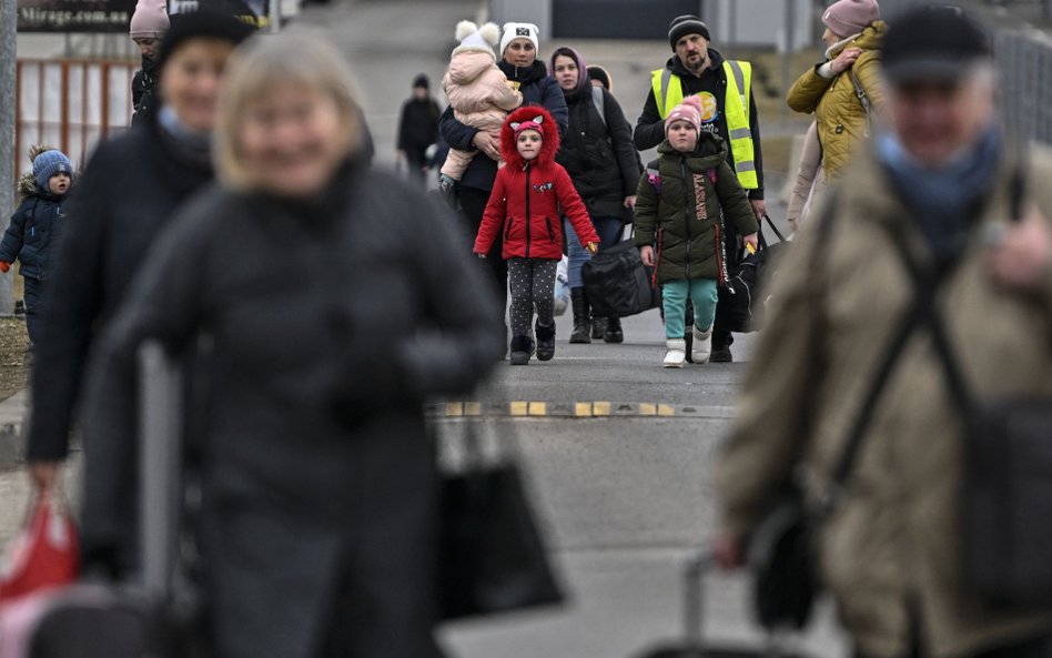 Ukraińcy przekraczają granicę z Polską