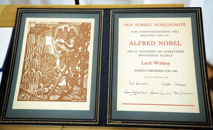 Oryginał Pokojowej Nagrody Nobla dla Lecha Wałęsy, wystawiony w 2008 r. w Warszawie podczas uroczyst