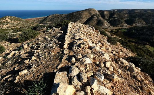 Mury miejskie otaczające akropol od południowego wschodu, grudzień 2024 r. Fot. Piotr Jaworski