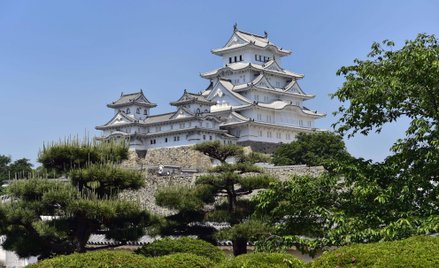 Zamek Himeji, znany jako „Zamek Białej Czapli”, to najlepiej zachowany przykład japońskiej architekt