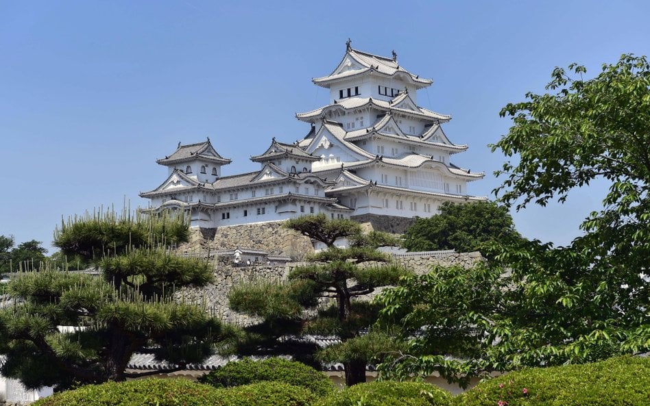 Zamek Himeji, znany jako „Zamek Białej Czapli”, to najlepiej zachowany przykład japońskiej architekt