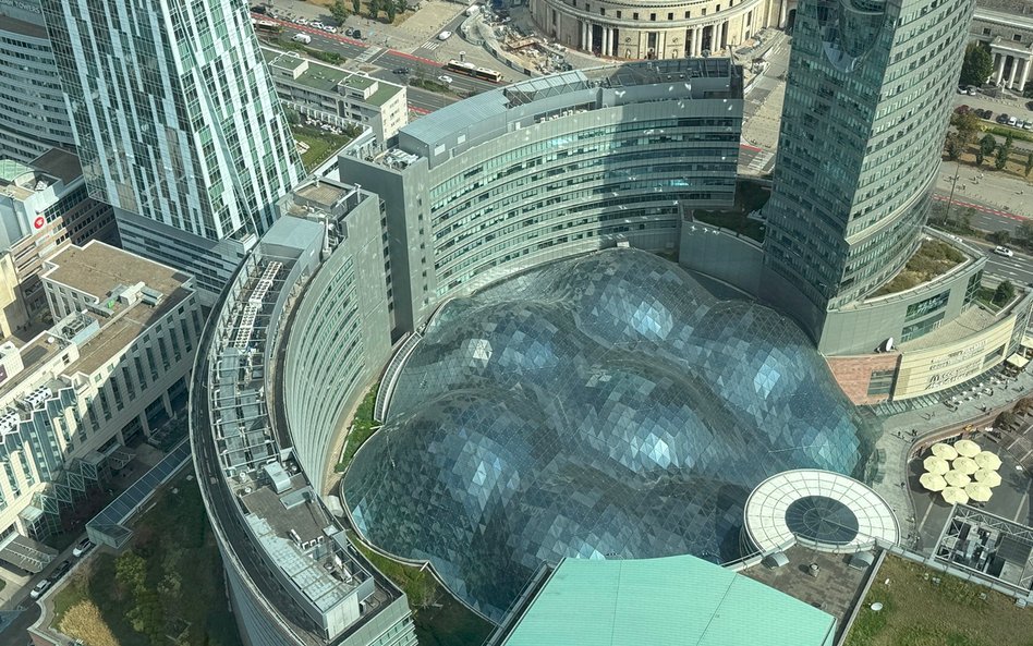 „Bąbelkowa” bryła zadaszenia Złotych Tarasów widziana z góry