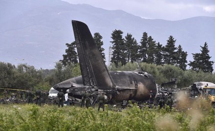 Ogon wojskowego iła-76, który spadł w pobliżu bazy Bufarik.
