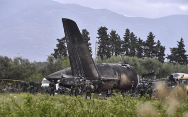 Ogon wojskowego iła-76, który spadł w pobliżu bazy Bufarik.