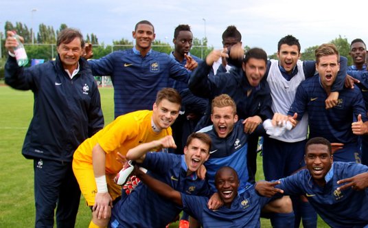 Sebastien Haller (drugi od lewej w górnym rzędzie) jako piłkarz reprezentacji Francji do lat 19 - 20