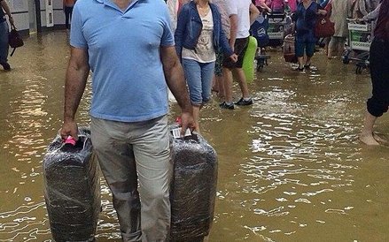 Sala przylotów lotniska Adler w trakcie burzy