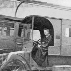 Maria Curie-Skłodowska w jednym z ambulansów
