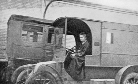 Maria Curie-Skłodowska w jednym z ambulansów