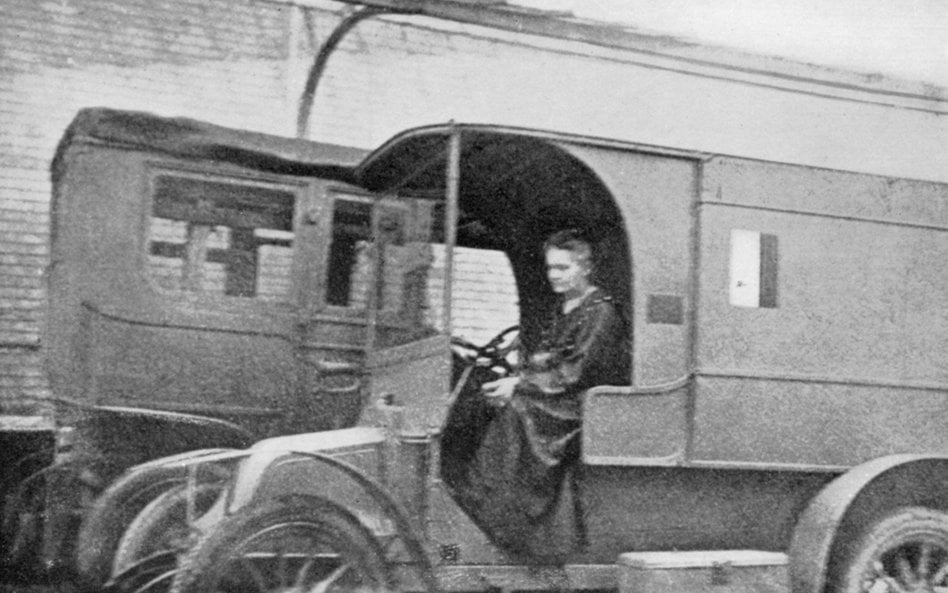 Maria Curie-Skłodowska w jednym z ambulansów