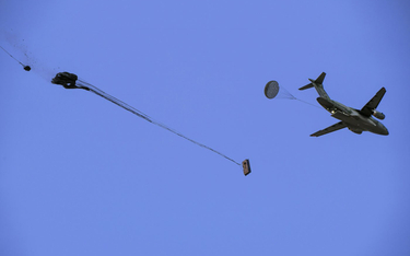 Zrzut spaletyzowanych ładunków z samolotu KC-390 podczas testów na poligonie Yuma w Arizonie. Fot./E