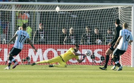 Chile nie zamierzało tylko się bronić - kilka razy Argentyńczyków ratował z opresji Sergio Romero