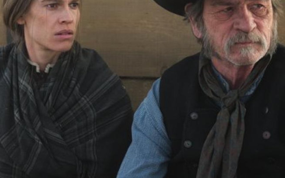 Hilary Swank i Tommy Lee Jones w „Eskorcie”. Od piątku w kinach