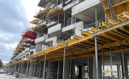 Podaż mieszkań z mozołem w górę