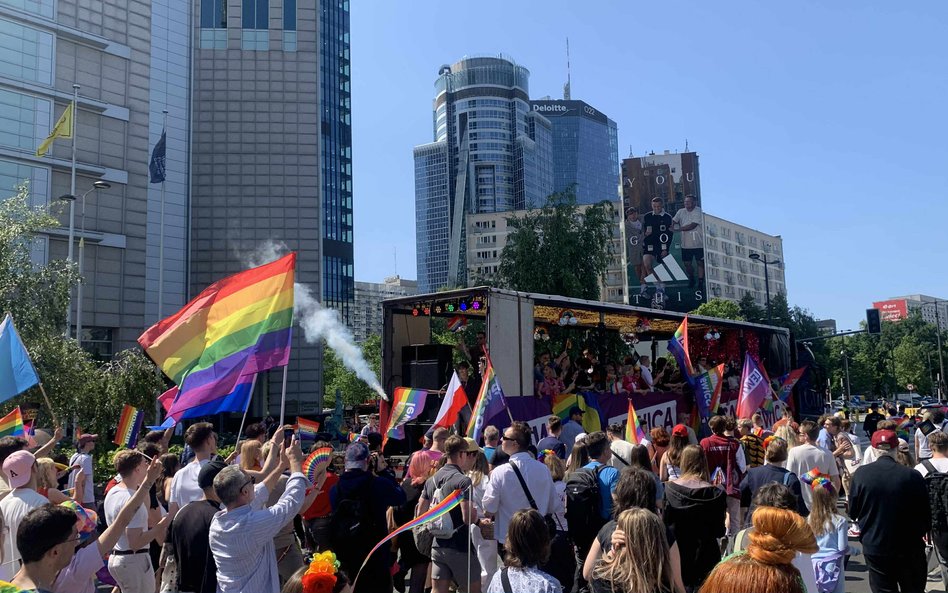 Uczestnicy z entuzjazmem machają flagami i robią zdjęcia
