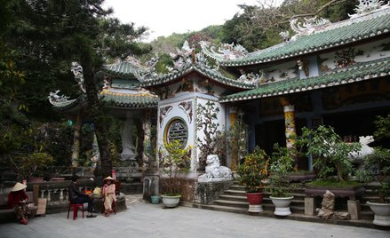 W Kambodży turyści chętnie odwiedzają tamtejsze kamienne, bogato zdobione świątynie