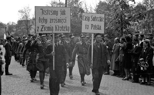 Demonstracja Polaków przeciwko rewindykacji. Kłodzko, 5 maja 1946 r.