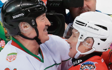 Braterstwo na pokaz. Aleksander Łukaszenko i Władimir Putin w Soczi podczas meczu hokeja w przerwie 