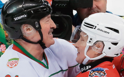 Braterstwo na pokaz. Aleksander Łukaszenko i Władimir Putin w Soczi podczas meczu hokeja w przerwie 
