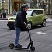 Problemy z wypadkami osób na hulajnogach ma wiele dużych europejskich aglomeracji. Na ograniczenia z