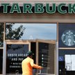 Starbucks zmienia zdanie, pracownicy mogą nosić znaczki Black Lives Matter
