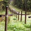 Krzyże w Kuropatach przypominają o zbrodniach NKWD.