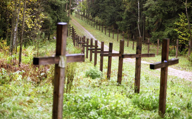 Krzyże w Kuropatach przypominają o zbrodniach NKWD.