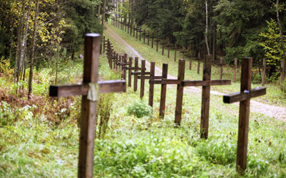 Krzyże w Kuropatach przypominają o zbrodniach NKWD.