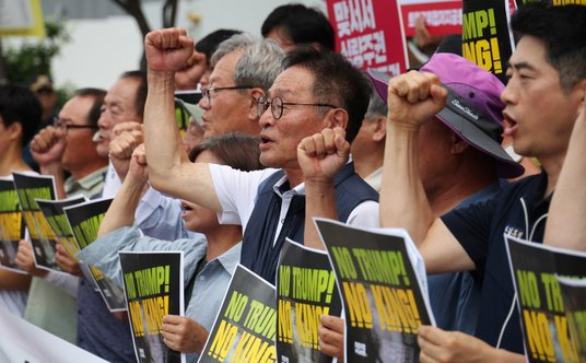 Aktywiści skandują hasła podczas protestu przeciwko polityce taryfowej prezydenta USA Donalda Trumpa