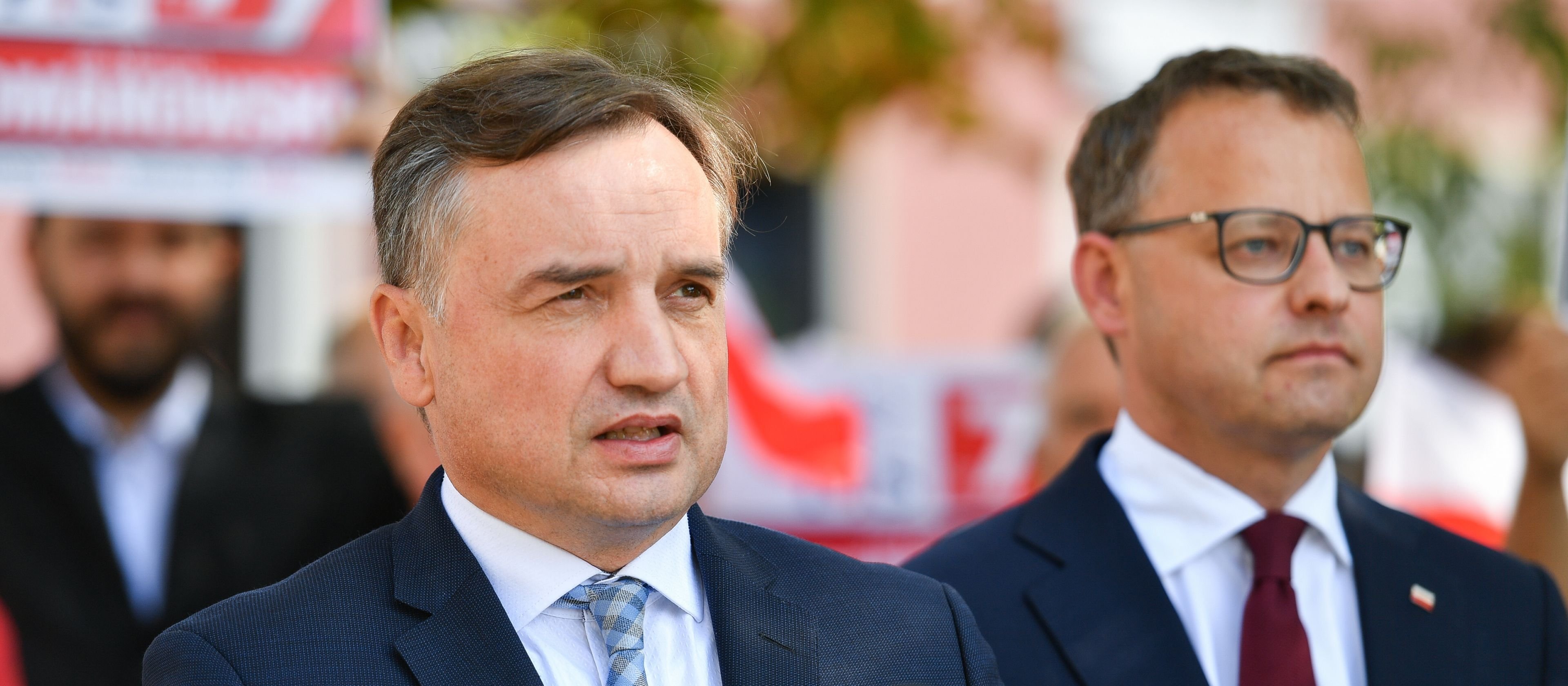 „Podejrzani numer 1”. Służby badają cyfrowe ślady Zbigniewa Ziobry i Marcina Romanowskiego.