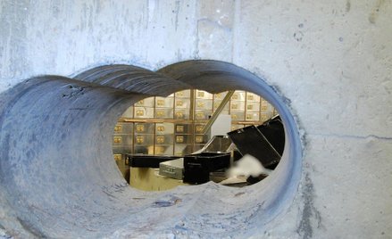 W 2015 roku złodzieje wywiercili tunel w grubej warstwie betonu. W niedzielę dokonano podobnej kradz