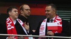 Prezydent RP Karol Nawrocki z synem Antonim na trybunach przed meczem eliminacyjnym piłkarskich mist