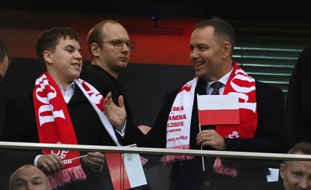 Prezydent RP Karol Nawrocki z synem Antonim na trybunach przed meczem eliminacyjnym piłkarskich mist