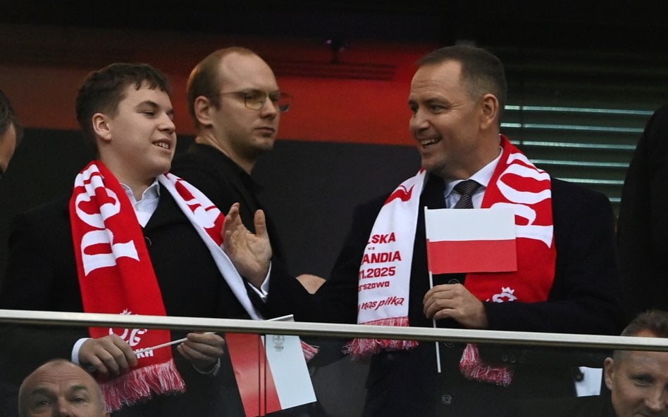 Prezydent RP Karol Nawrocki z synem Antonim na trybunach przed meczem eliminacyjnym piłkarskich mist