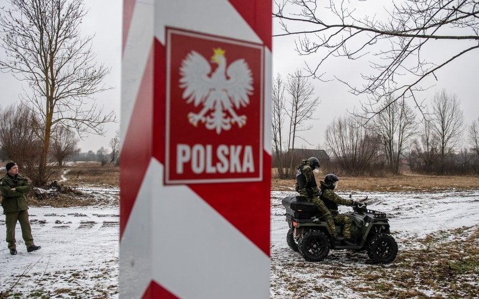 Patrol Straży Granicznej przy granicy polsko-białoruskiej