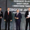Zbigniew Jagiełło, prezes PKO BP (z prawej), odebrał tytuł osobowości 25-lecia od Pawła Borysa, szef