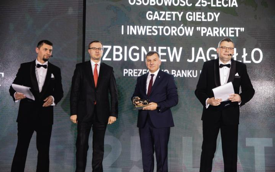 Zbigniew Jagiełło, prezes PKO BP (z prawej), odebrał tytuł osobowości 25-lecia od Pawła Borysa, szef