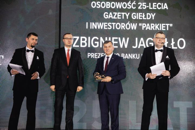 Zbigniew Jagiełło, prezes PKO BP (z prawej), odebrał tytuł osobowości 25-lecia od Pawła Borysa, szef