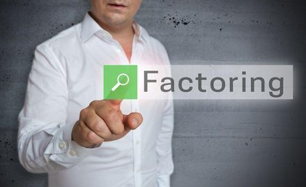 Jak rozliczyć różnice kursowe przy faktoringu niepełnym