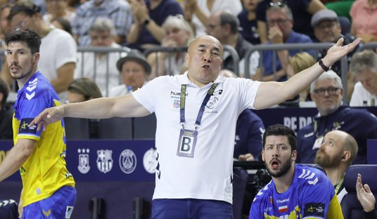 Trener mistrzów Polski Tałant Dujszebajew w czasie meczu z Magdeburgiem