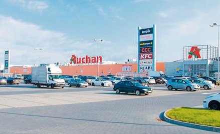 Sklepowe parkingi coraz częściej wprowadzają opłaty, ponieważ brakuje na nich miejsc dla klientów. Z