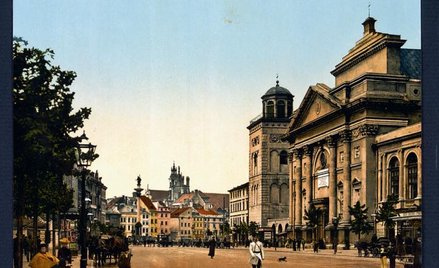 Kiedy Jego Wysokość Rama V wjeżdżał na Plac Zamkowy, jego bezpieczeństwa strzegli tacy stójkowi, jak