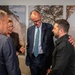 Kanclerz Friedrich Merz otacza ramieniem prezydenta Wołodymyra Zełenskiego podczas szczytu Europejsk
