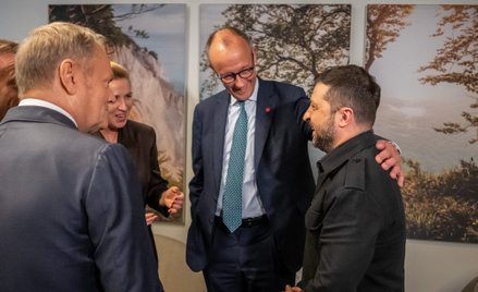 Kanclerz Friedrich Merz otacza ramieniem prezydenta Wołodymyra Zełenskiego podczas szczytu Europejsk