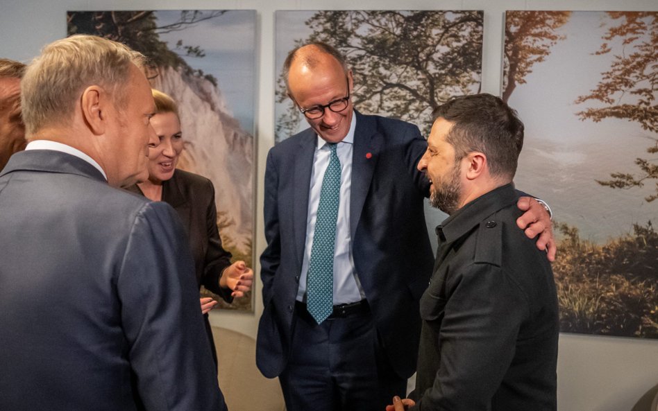 Kanclerz Friedrich Merz otacza ramieniem prezydenta Wołodymyra Zełenskiego podczas szczytu Europejsk
