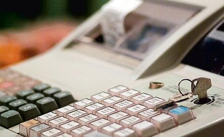 Klient, który żąda od sprzedawcy faktury, powinien zwrócić mu paragon