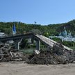 Robotnicy oczyszczają z gruzu zniszczony most obok prawosławnego klasztoru w Swiatogorsku w obwodzie