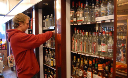 NSA wskazał, jak mierzyć odległość punktów sprzedaży i podawania napojów alkoholowych od obiektów ch