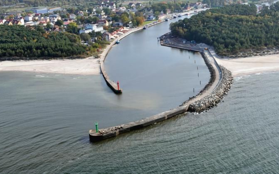 Wejście do portu w Mrzeżynie. W takich miejscach często dochodzi do erozji plaży i trzeba dosypywać 