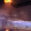 USA, Zatoka Meksykańska. Płonąca ropa na uszkodzonej platformie Deepwater Horizon